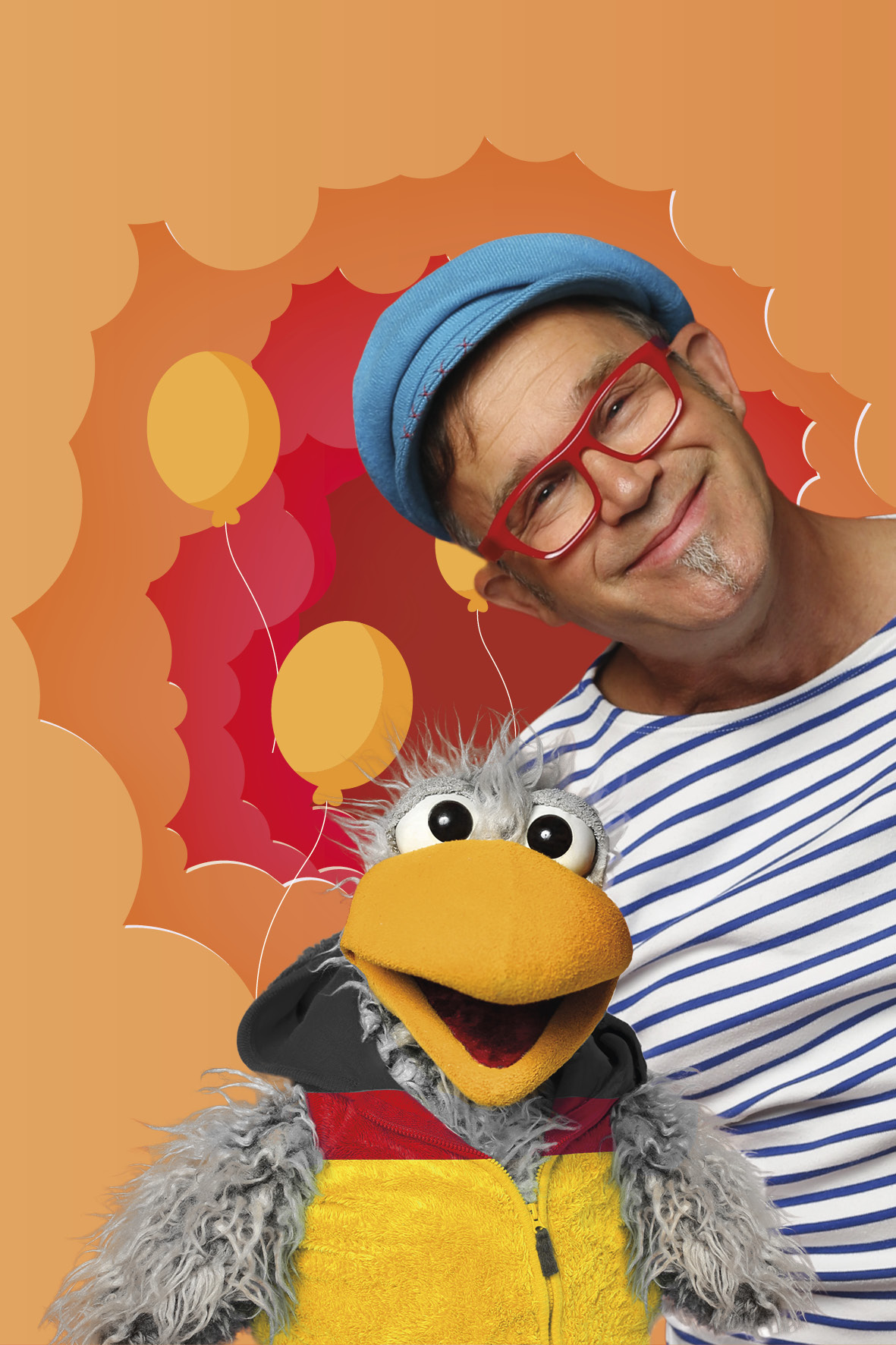 Daniel Kallauch mit blauer Mütze, roter Brille und Spaßvogel Willibald vor orangefarbenem Hintergrund mit Luftballons