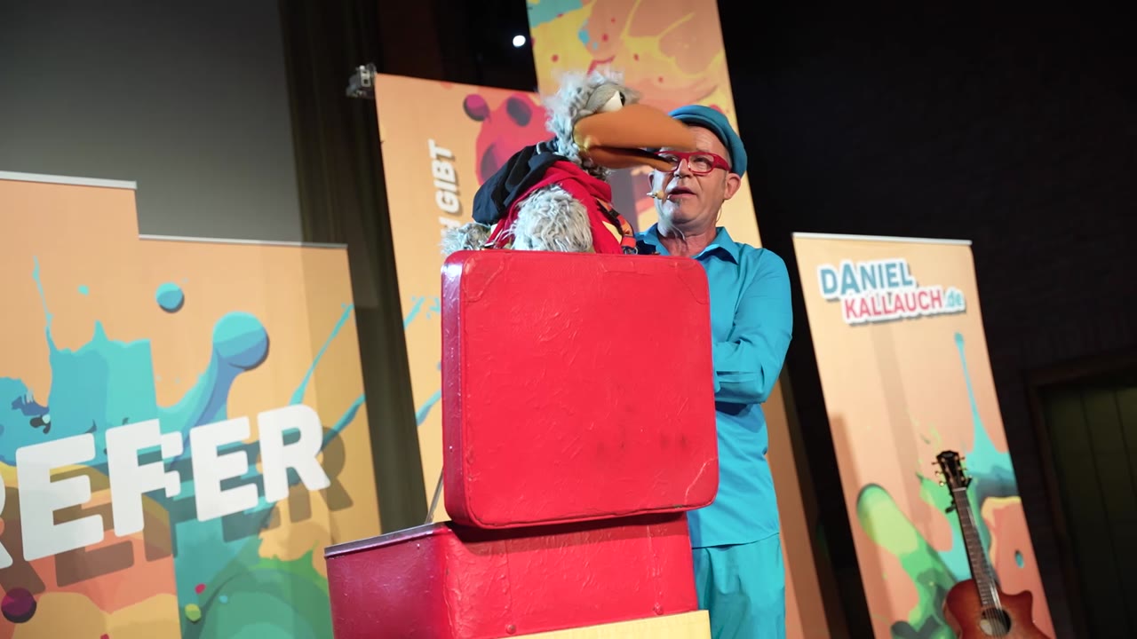 Daniel Kallauch mit Spaßvogel Willibald in einer Bühnenszene
